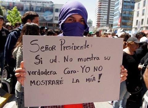 Jovem mexicano da capital segura cartaz em apoio ao EZLN.