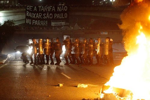 Manifestantes organizam protesto contra aumento de tarifa em SP