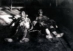 Os corpos de Valet e Garnier cravejados de balas, exibidos pela polícia aos jornalistas ao final do cerco.