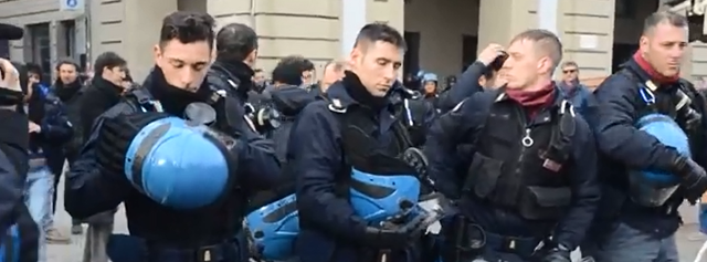 Policiais-retiram-capacetes-e-se-unem-aos-manifestantes-na-Italia