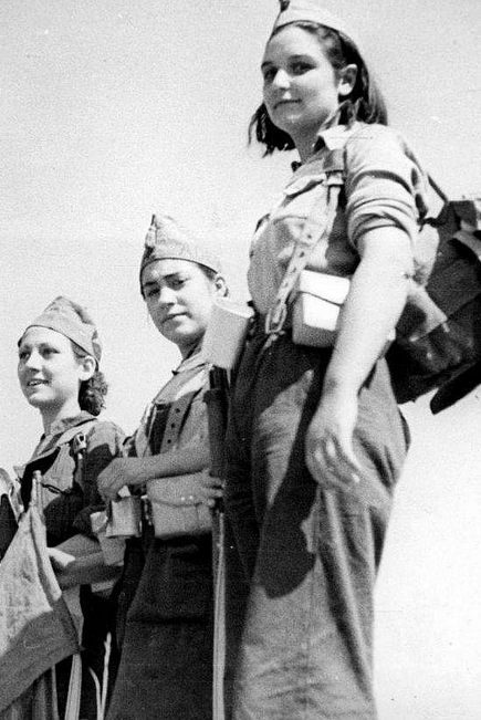 Tres das mulheres de Steel Battalion que lutaram na Dehesa de la Villa. O Steel, como é popularmente conhecido por seus membros