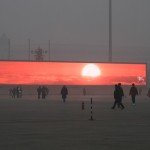 Coberta de poluição, China transmite nascer do Sol por telas de led