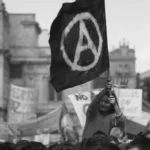 Existem diferentes correntes dentro do anarquismo? Quais são as principais correntes e suas respectivas perspectivas?
